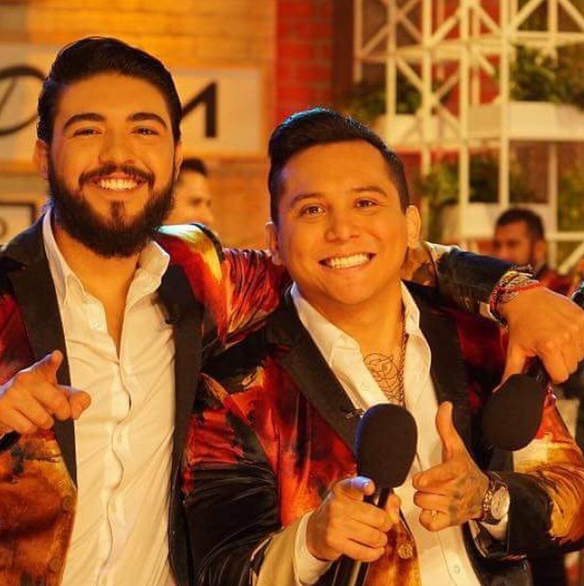 Edwin Luna con una de las voces de la Banda La Trakalosa de Monterrey. (Foto: Instagram/Edwin Luna)