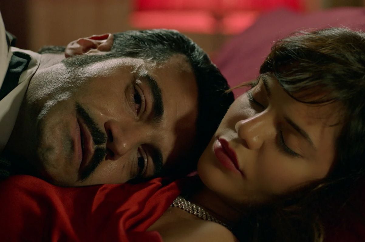 Demir rescostado en Züleyha, en una escena de "Tierra amarga" (Foto: Tims & B Productions)