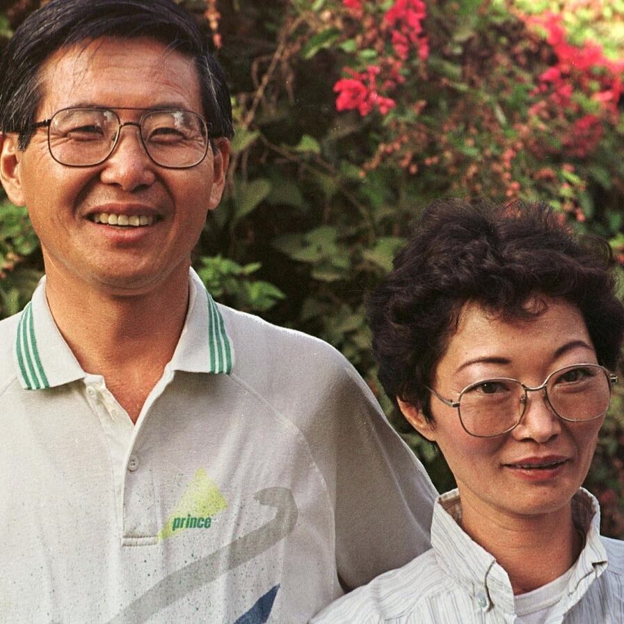 A la izquierda, Alberto Fujimori y Susana Higuchi en 1990, meses antes de la asunción del político como presidente del Perú. A la derecha, Higuchi en una huelga de hambre en 1995, cuando el Jurado Nacional de Elecciones no le permitió inscribir su candidatura al Congreso. Fotos: Kazuma Momoi y Jaime Rázuri para AFP.