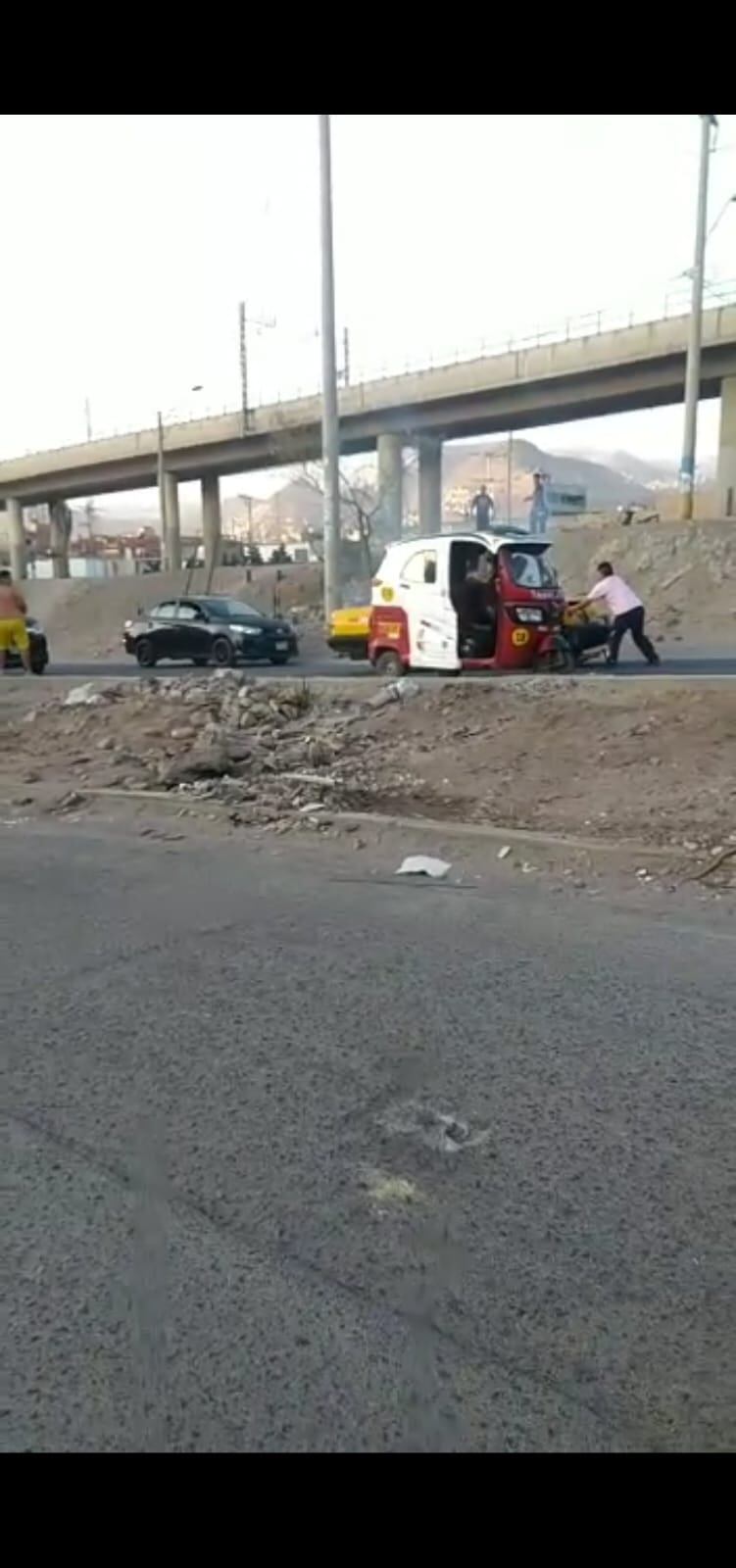 Hombre fue salvajemente atacado en Villa El Salvador. Aquí es atropellado pese a que una persona intentó detener el auto.| Reproducción de vídeo