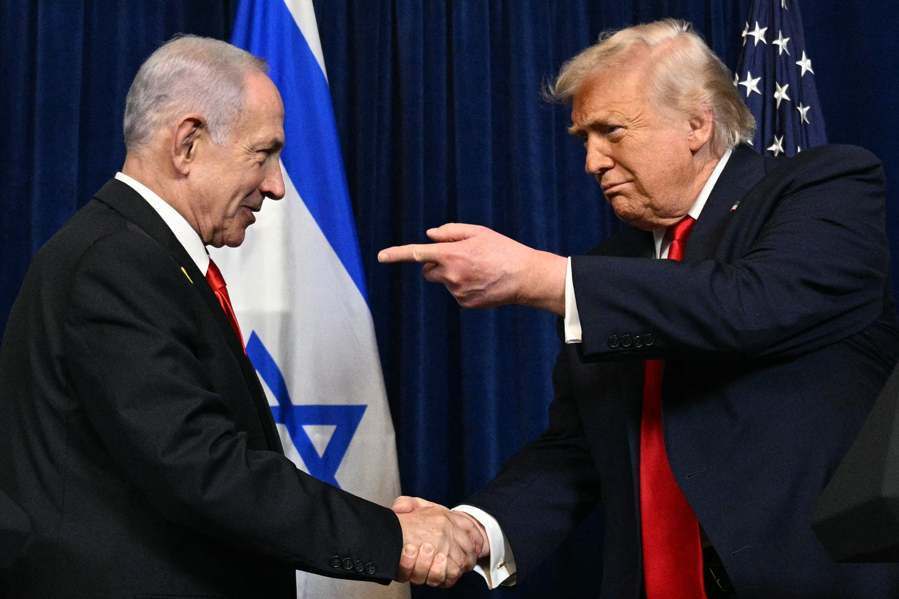 Donald Trump (derecha), y el primer ministro israelí, Benjamin Netanyahu, se dan la mano durante una conferencia de prensa conjunta en Mar-a-Lago, en Palm Beach, Florida, el 29 de diciembre de 2025. (Jim WATSON / AFP).