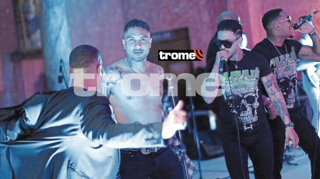 Paolo Guerrero se sacó la camisa y bailó como nunca (Foto: TROME)