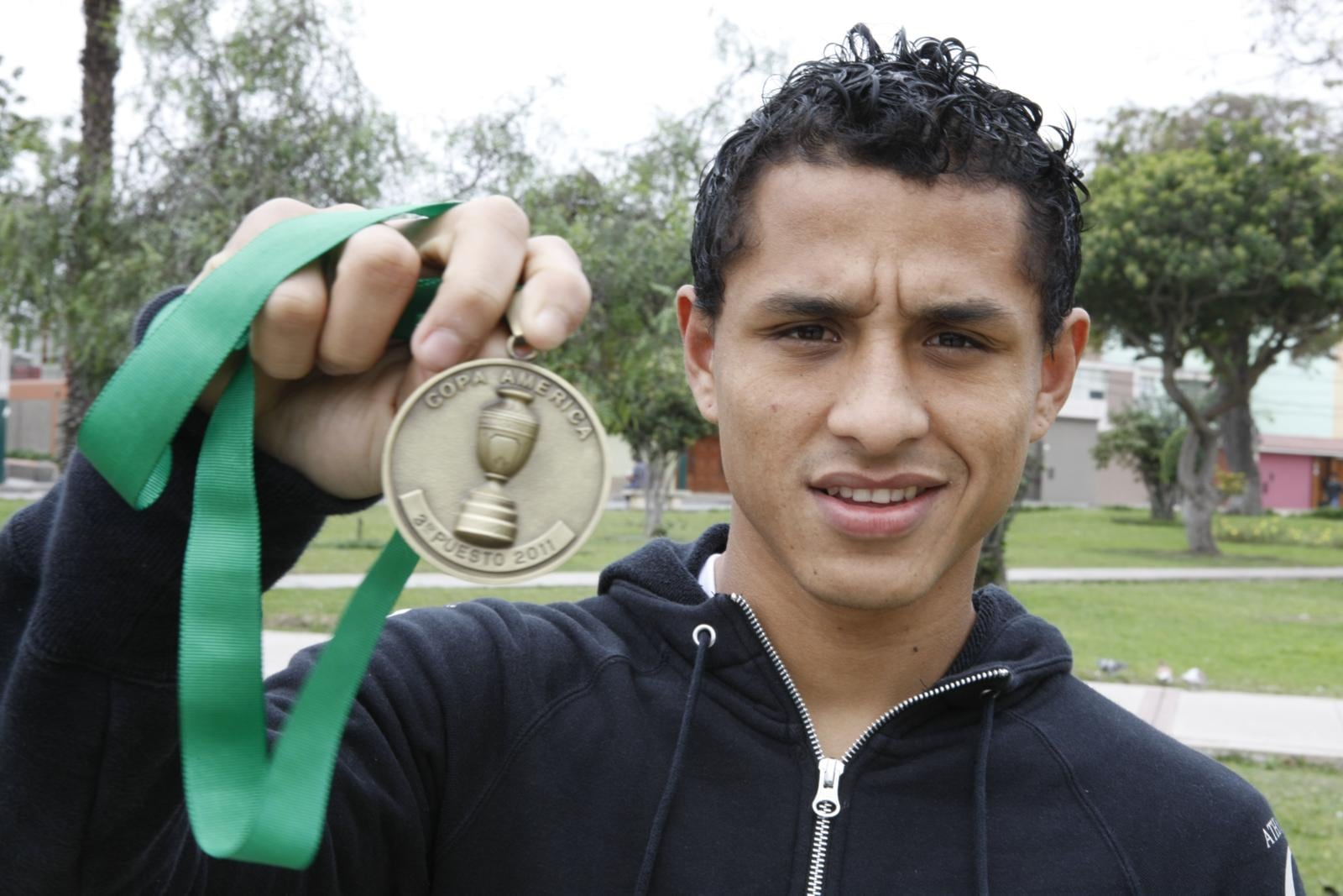 Yoshimar Yotún muestra la medalla de bronce en la Copa América (Foto: GEC)