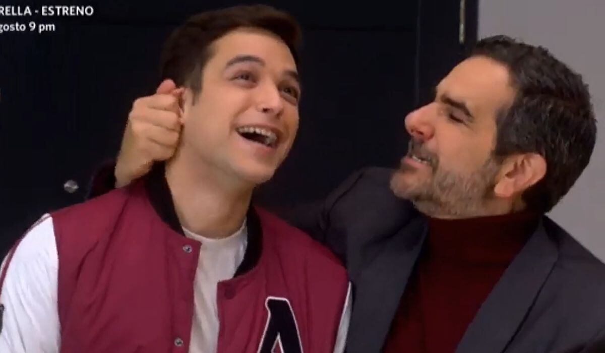 Cristóbal siendo engreído por su padre Diego Montalbán a su llegada a la mansión en "Al fondo hay sitio" (Foto: América TV)