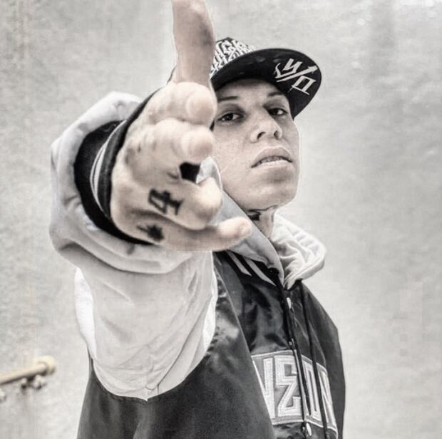 El joven artista además del rap y el hip-hop, incorpora a su producción musical géneros como la cumbia y el regional mexicano (Foto: Santa Fe Klan / Instagram)