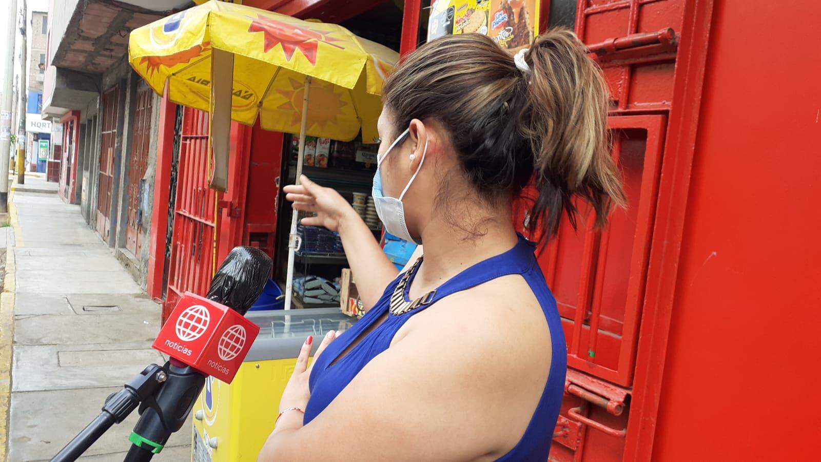 En menos de 30 segundos y al grito de ¡Dame la plata o te mato!, dos delincuentes armados irrumpieron en una bodega-panadería, encañonaron a los empleados y robaron dinero y celulares, en El Agustino.
