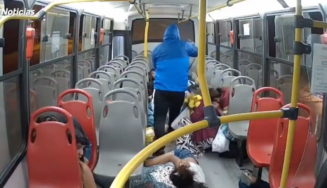 Pasajeros vivieron terribles momentos durante asalto a bus en Piura.