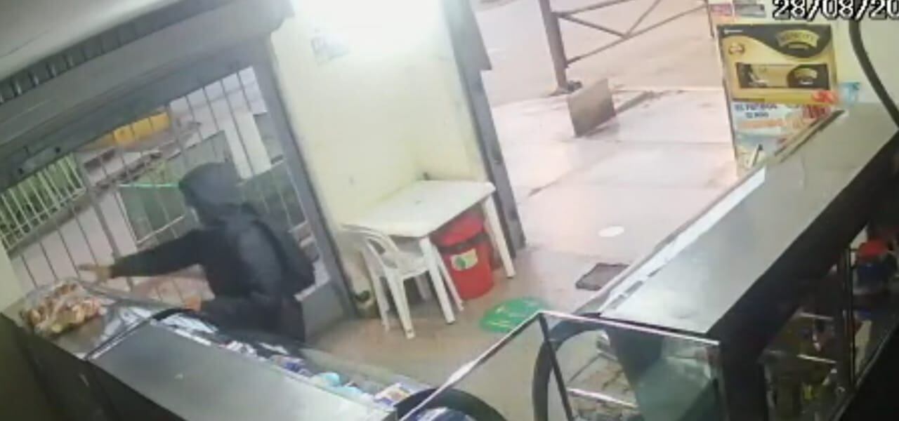 Mientras sus cómplices se apoderaban de dinero y productos, este delincuente cogió una bolsa de pan. | Reproducción de vídeo