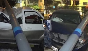 ¡Salvaron de morir! Dos postes de luz cayeron sobre vehículos y dejaron tres heridos en Carmen de la Legua