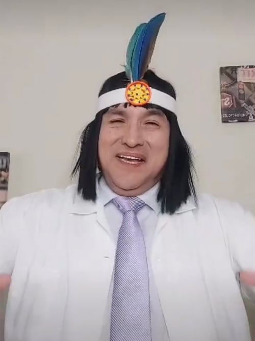 El personaje 'Max Sano' es un doctor charapa pícaro interpretado por Hernán Vidaurre.