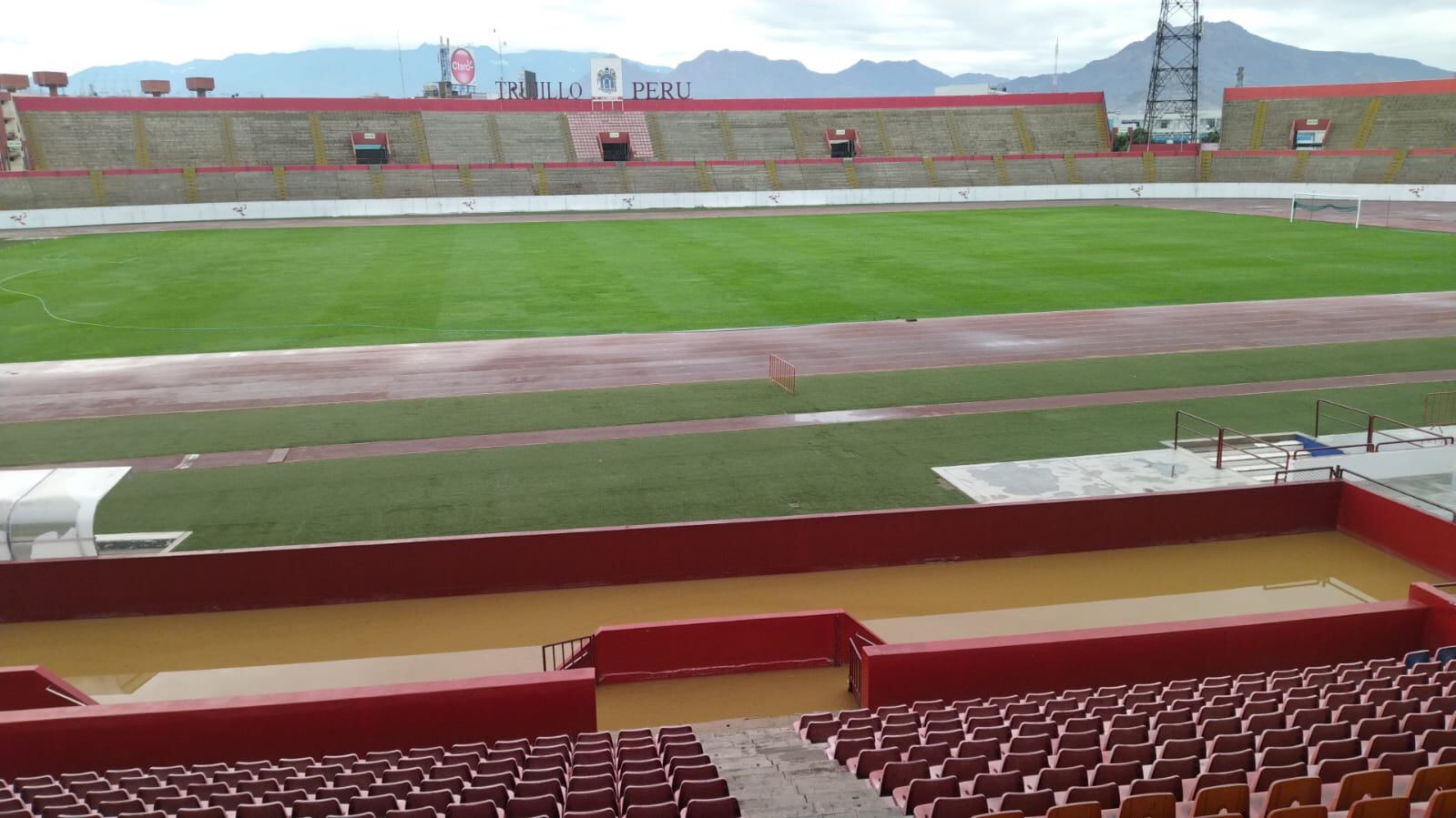 Las aguas del huaico taparon por completo el acceso a las tribunas del Estadio Mansiche. (Foto: Carlos Balarezo)