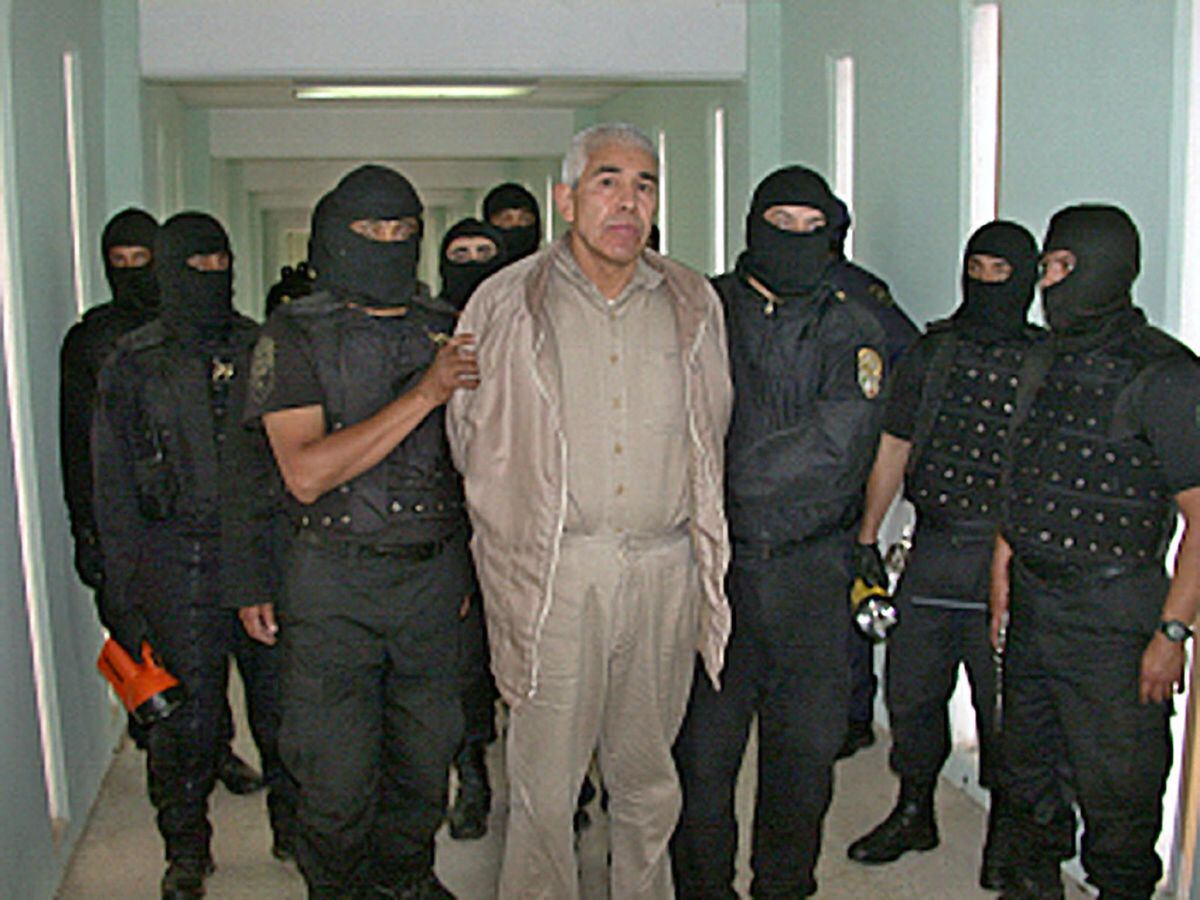 Miembros de la Policia Federal Preventiva (PFP) custodian al narcotraficante Rafael Caro Quintero el 29 de enero de 2005. (Foto: AFP).