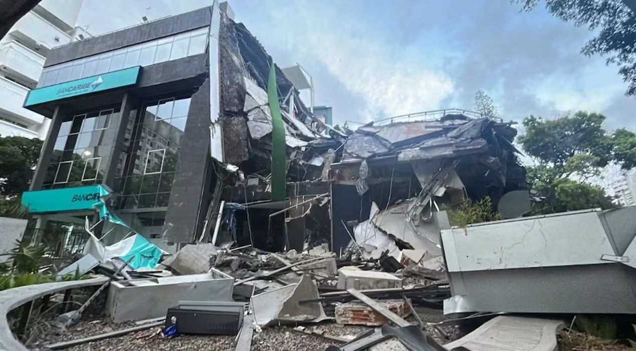 Imagen de un edificio de Bancaribe que colapsó tras un terremoto en Caracas, Venezuela, el 24 de junio de 2026. (Juan BARRETO / AFP).