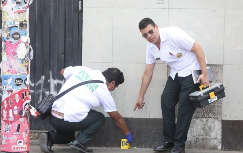 Peritos revisaron la escena del crimen.