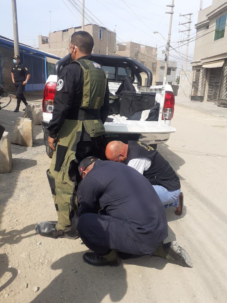 Un desconocido dejó una caja de cartón con una granada de guerra, cartuchos de dinamita y municiones en la puerta del penal de máxima seguridad Miguel Castro Castro. (foto: Mónica Rochabrum/Trome)
