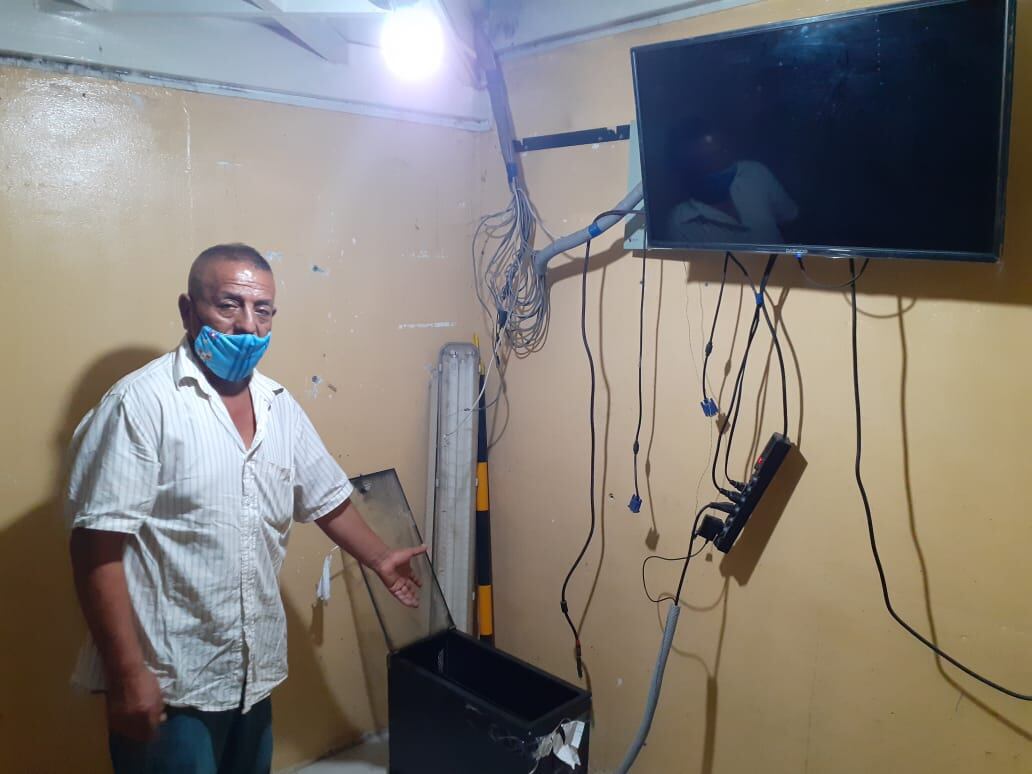 Cuatro delincuentes armados se escondieron dentro de mostradores de ropa, salieron por la madrugada y encañonaron a dos vigilantes de la galería 'Minimarket Santa Rosa' para robar celulares de alta gama de 24 tiendas en una galería. (foto: Mónica Rochabrum)