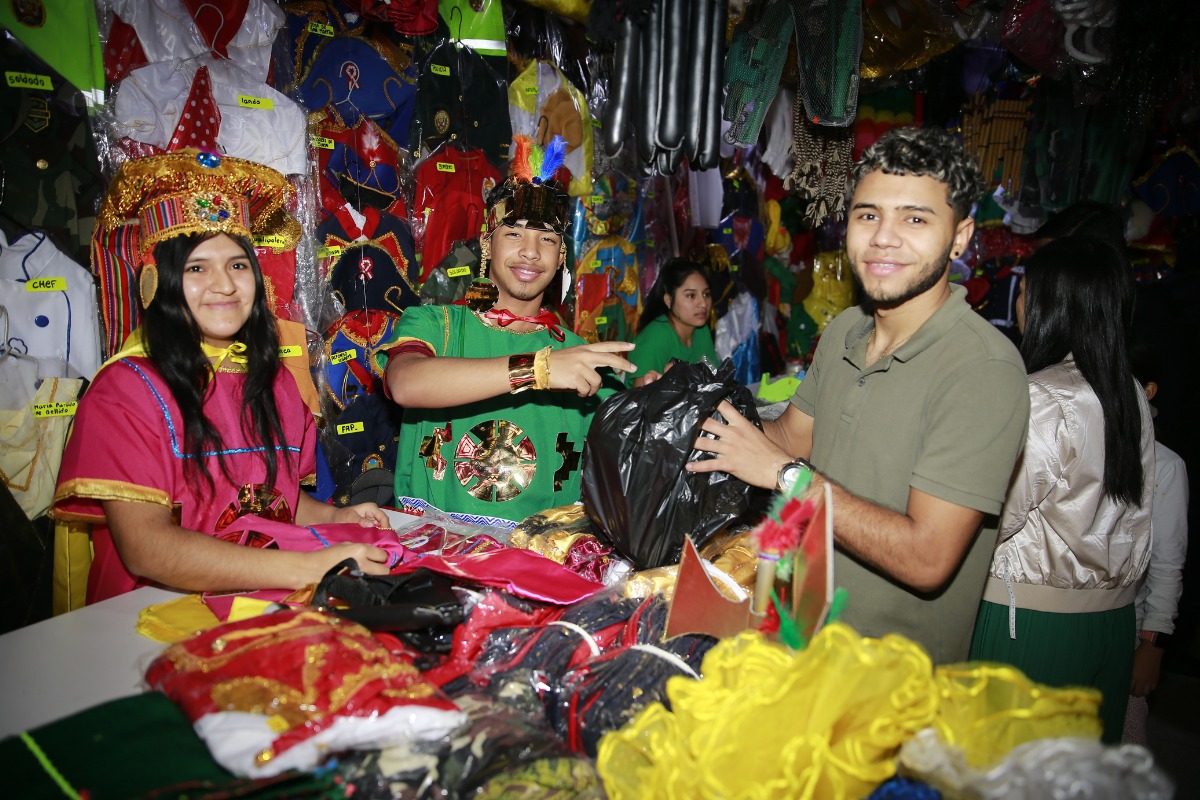 Manco Cápac y Mama Occllo son las opciones que más buscan los padres para las actuaciones de colegios. También se venden muestras de los héroes de la independencia. Foto: Allengino Quintana
