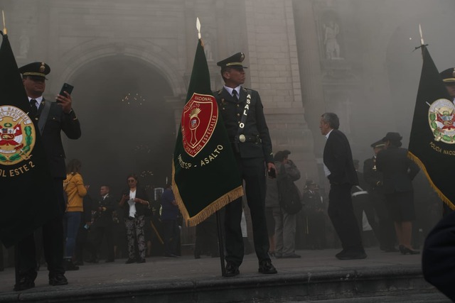 Se registró un amago de incendio al costado de la catedral de Lima. Esto provocó una gran humareda en la plaza de armas de Lima. Fotos : jorge.cerdan/@photo.gec