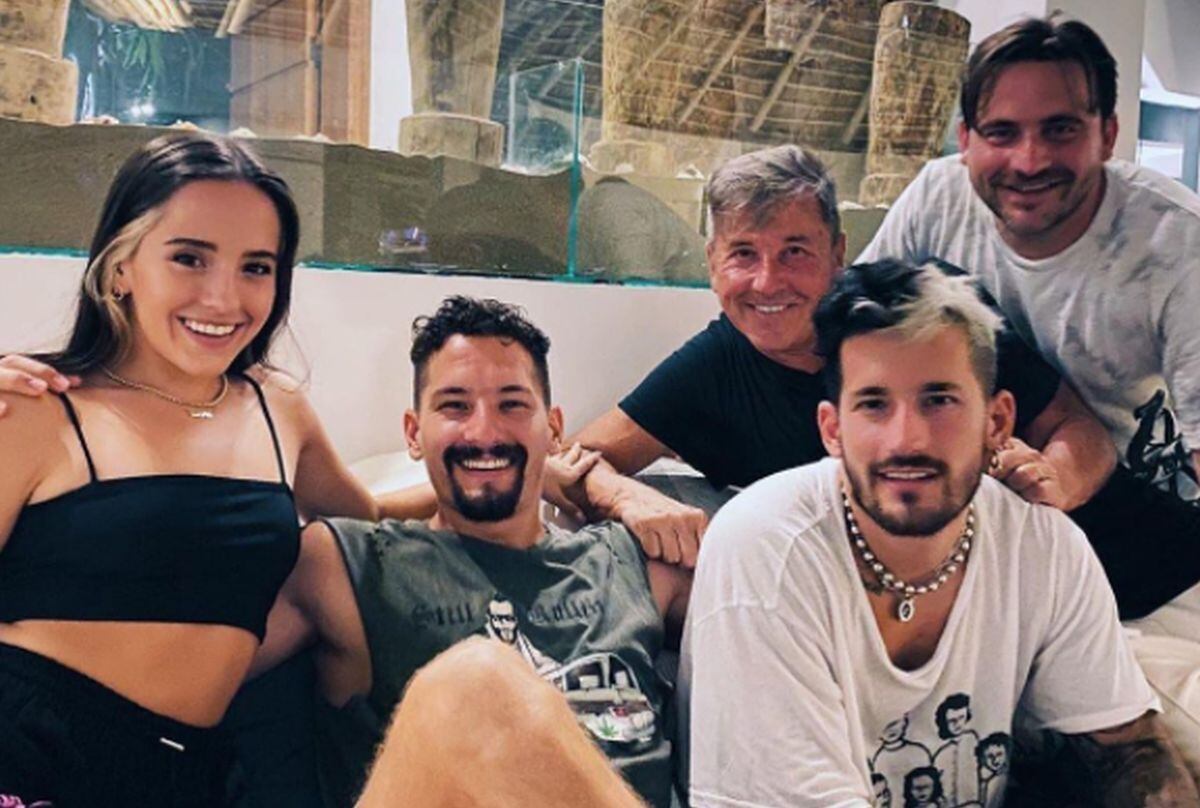 El cantautor argentino junto a sus cuatro de sus hijos (Foto: Ricardo Montaner / Instagram)