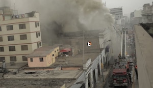 ¡Fuego frente al Congreso! Municipalidad de Lima no descarta que incendio en el jirón Junín fuera provocado como distracción durante marcha