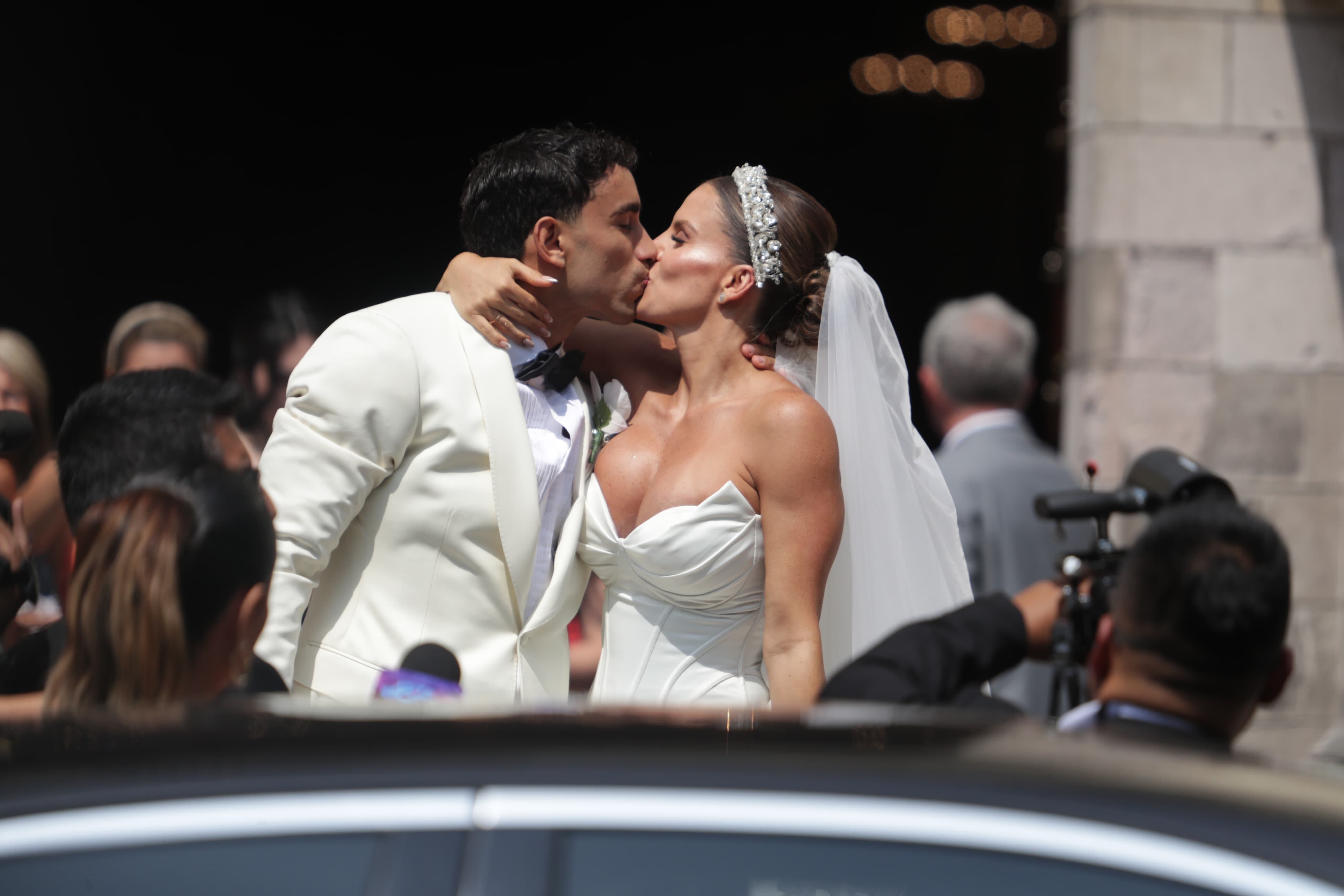 Alejandra Baigorria y Said Palao intercambian emotivo beso tras haberse casado | Fotos: Julio Reaño/@photo.gec