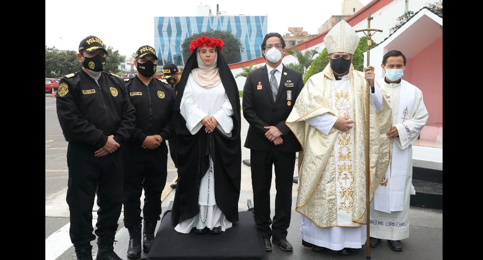 Homenajes a Santa Rosa de Lima. Presentan la estatua hiperrealista de nuestra santa limeña, elaborada por el equipo Walt Wizard, (Trome)