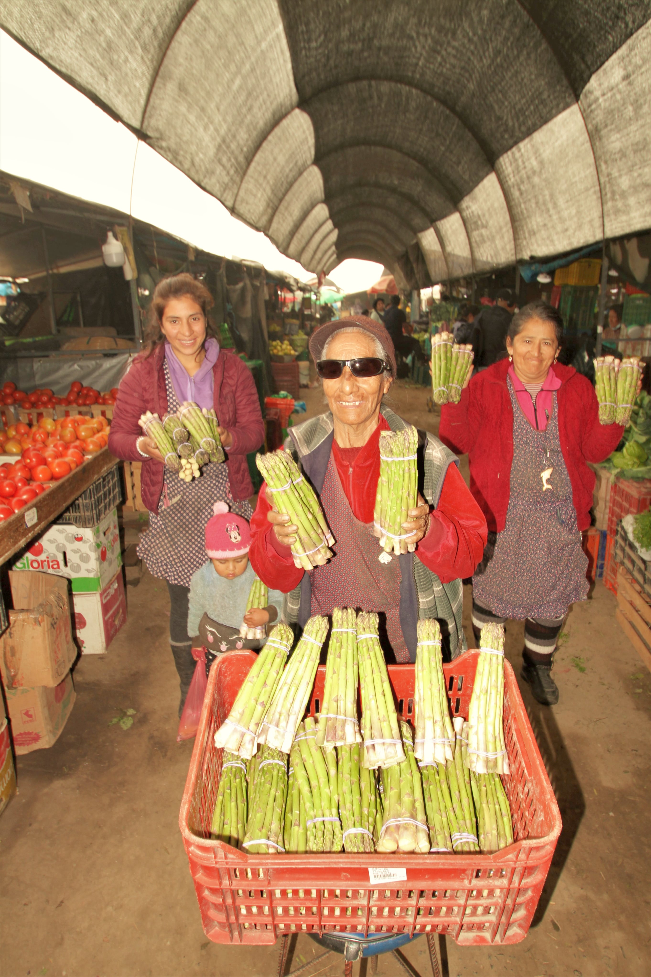 Sus amigas y vecinas de puesto le ayudan a cobrar y atender a los clientes. Foto: Alan Ramírez.