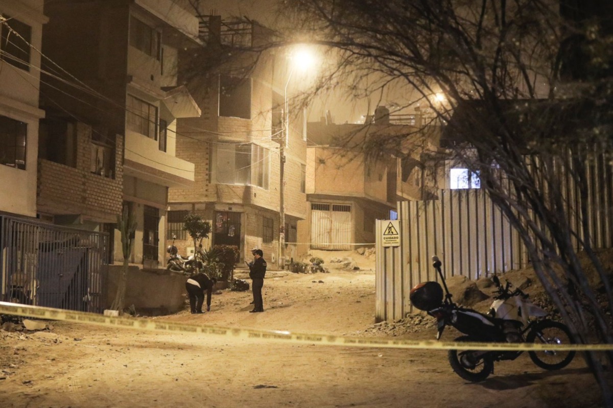 Un sicario encapuchado sorprendió a los tres hombres, disparándoles, y huyó en un vehículo acompañado de un cómplice.