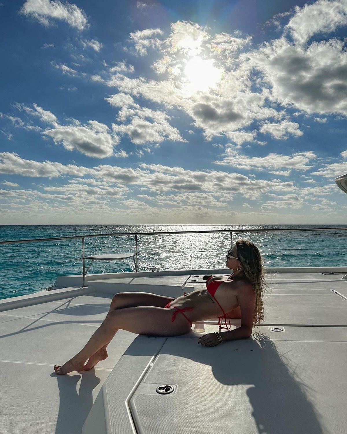 Luciendo un diminuto bikini (Foto: Irina Baeva / Instagram)