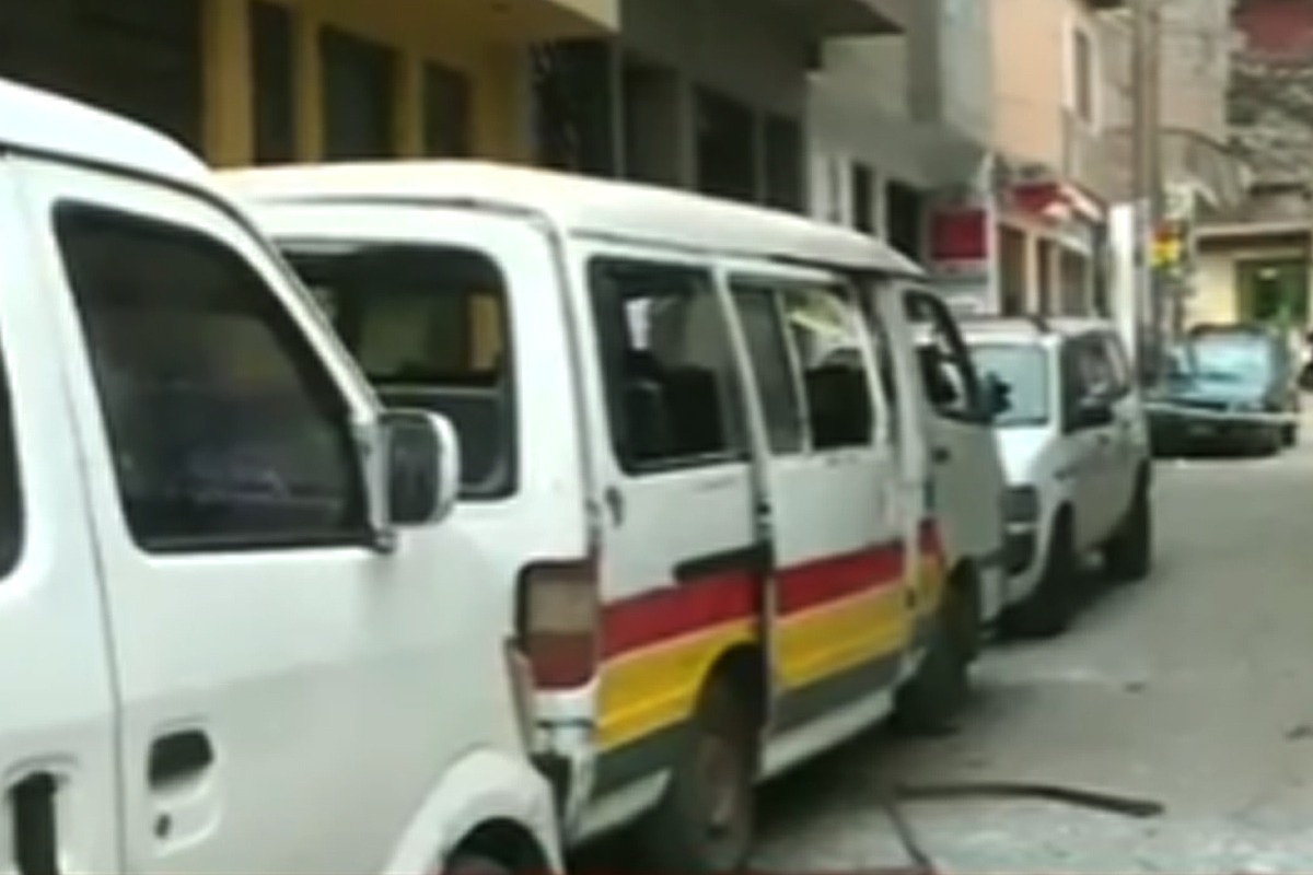 Dos vehículos cercanos resultaron afectados de manera colateral.