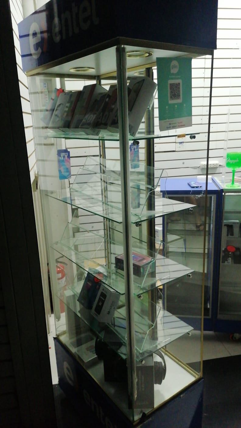 Una banda de delincuentes robaron cuantiosos equipos de telefonía celular de 40 tiendas de una galería comercial, en San Juan de Lurigancho.