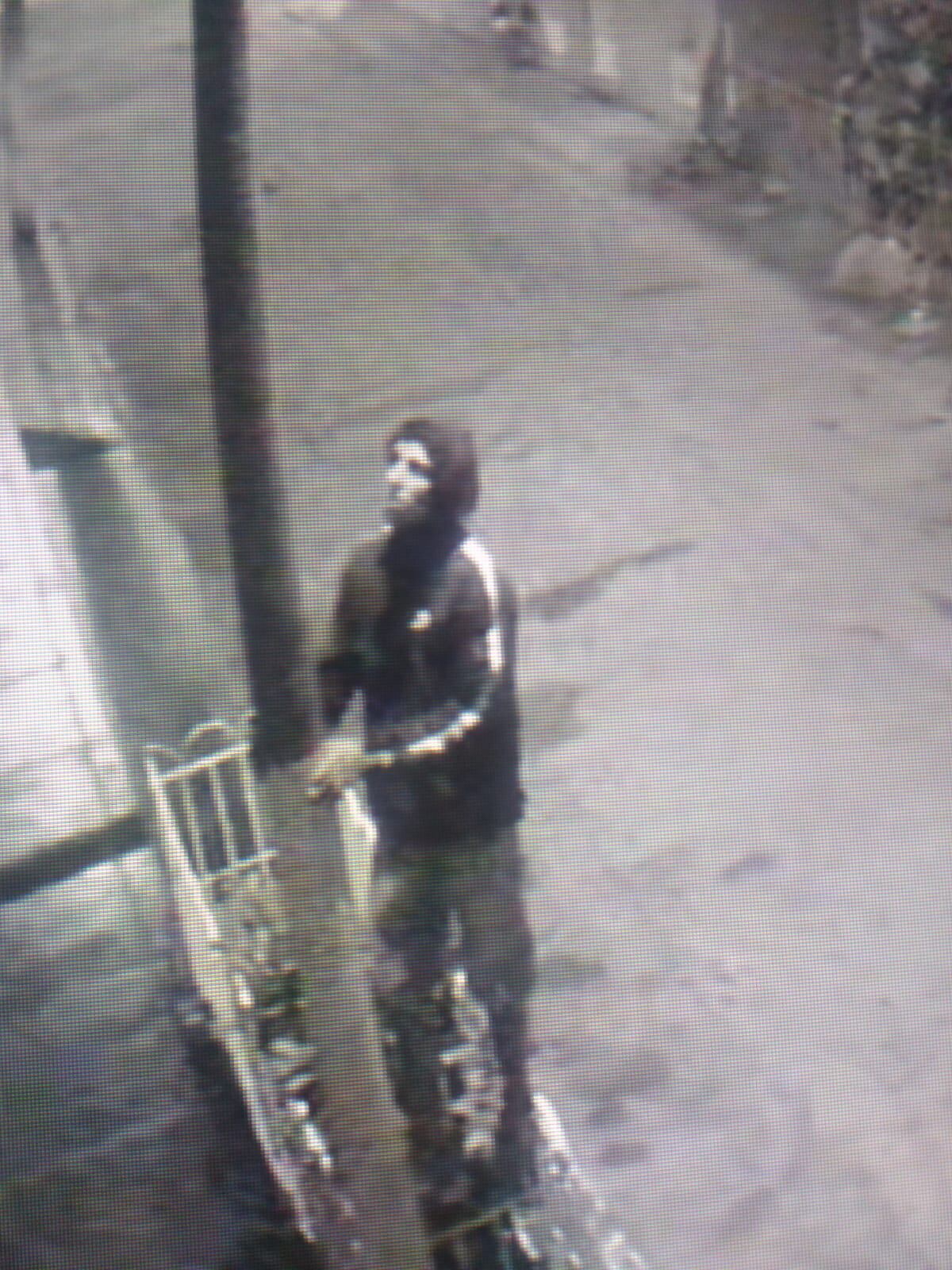 Ratero escaló por poste para llegar al segundo piso de una casa en El Agustino.