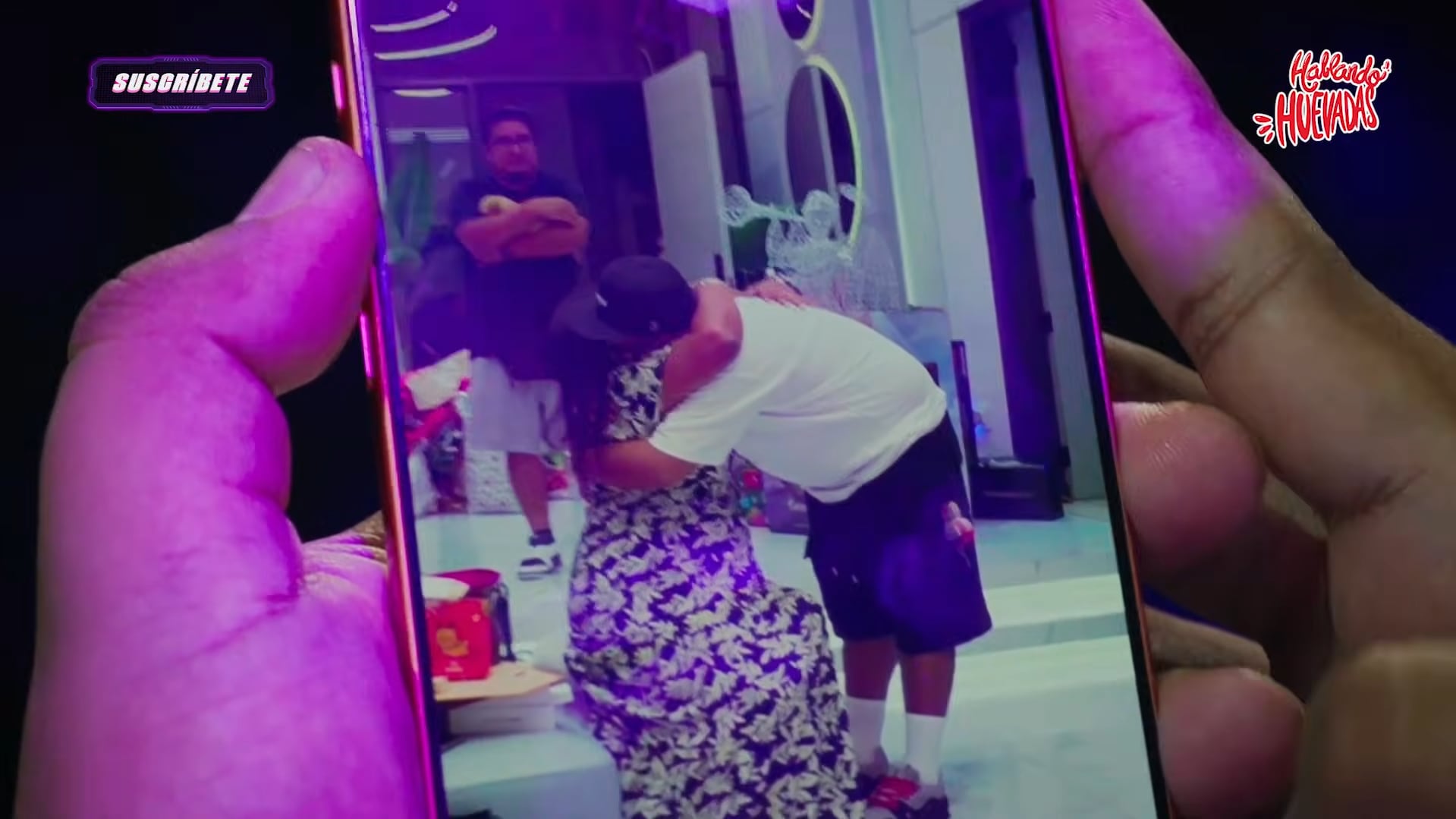 Comediante le regala una casa a su madre. (YouTube)