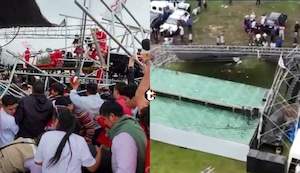 ¡Escenario se desploma en cierre de campaña! Estructura colapsa durante mitin de Somos Perú en Cajamarca y deja una herida