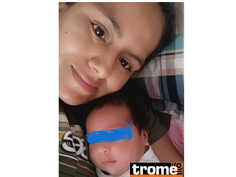 Padres preocupados por salud de su hijita internada en hospital.