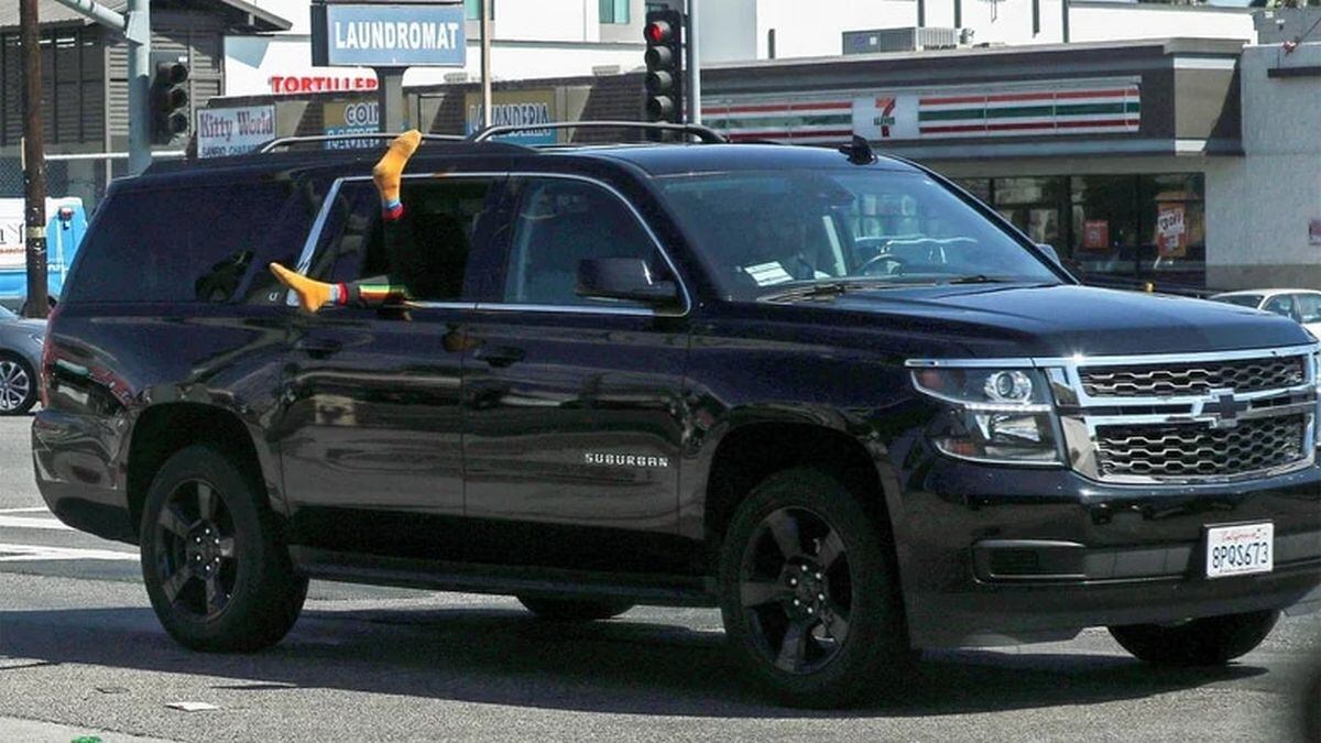 Con los pies fuera del carro, así llegó Delevingne al aeropuerto de Los Angeles (Foto: Backgrid)