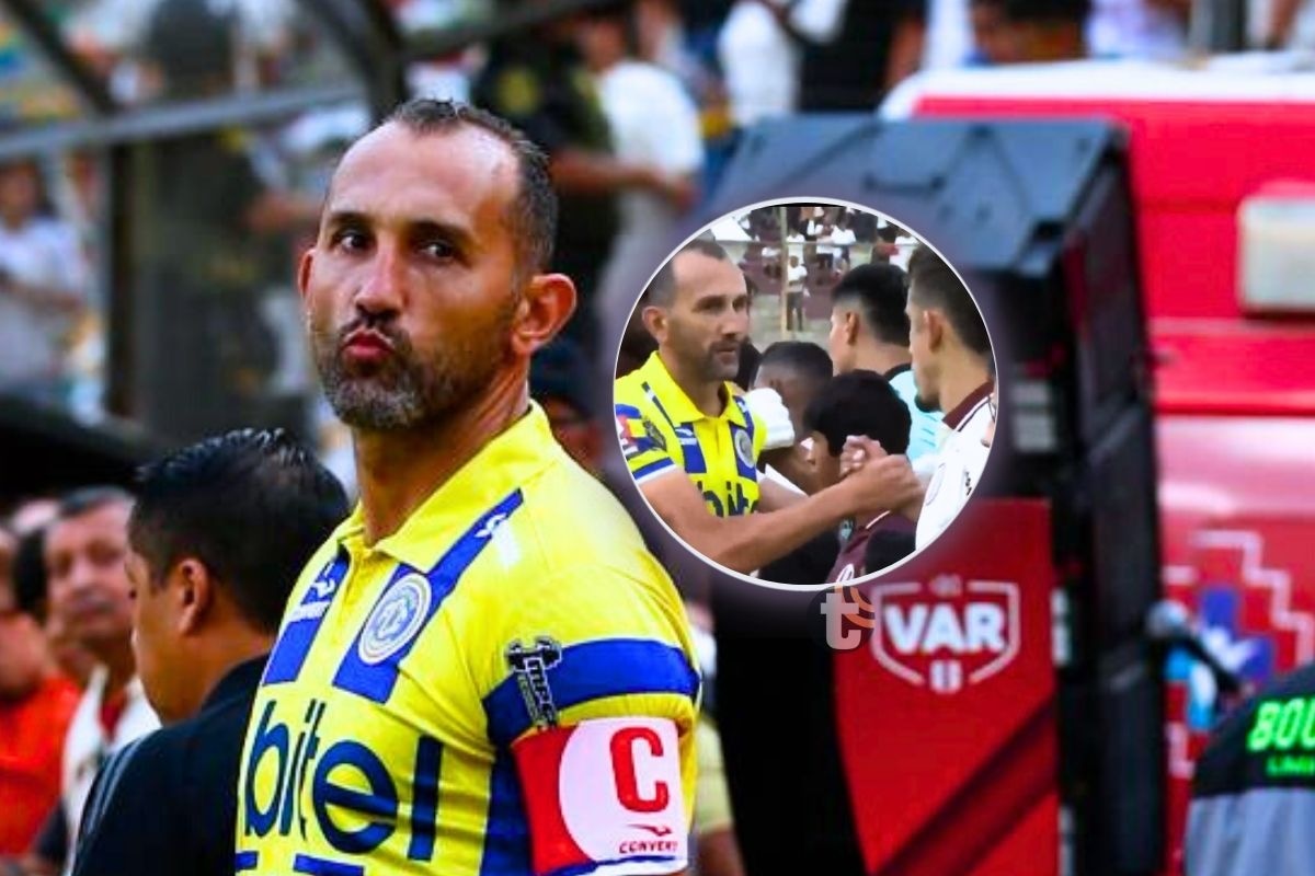Hernán Barcos fue silbado por todo el estadio, pero fue cordial en saludo con Álex Valera (Foto: GEC)