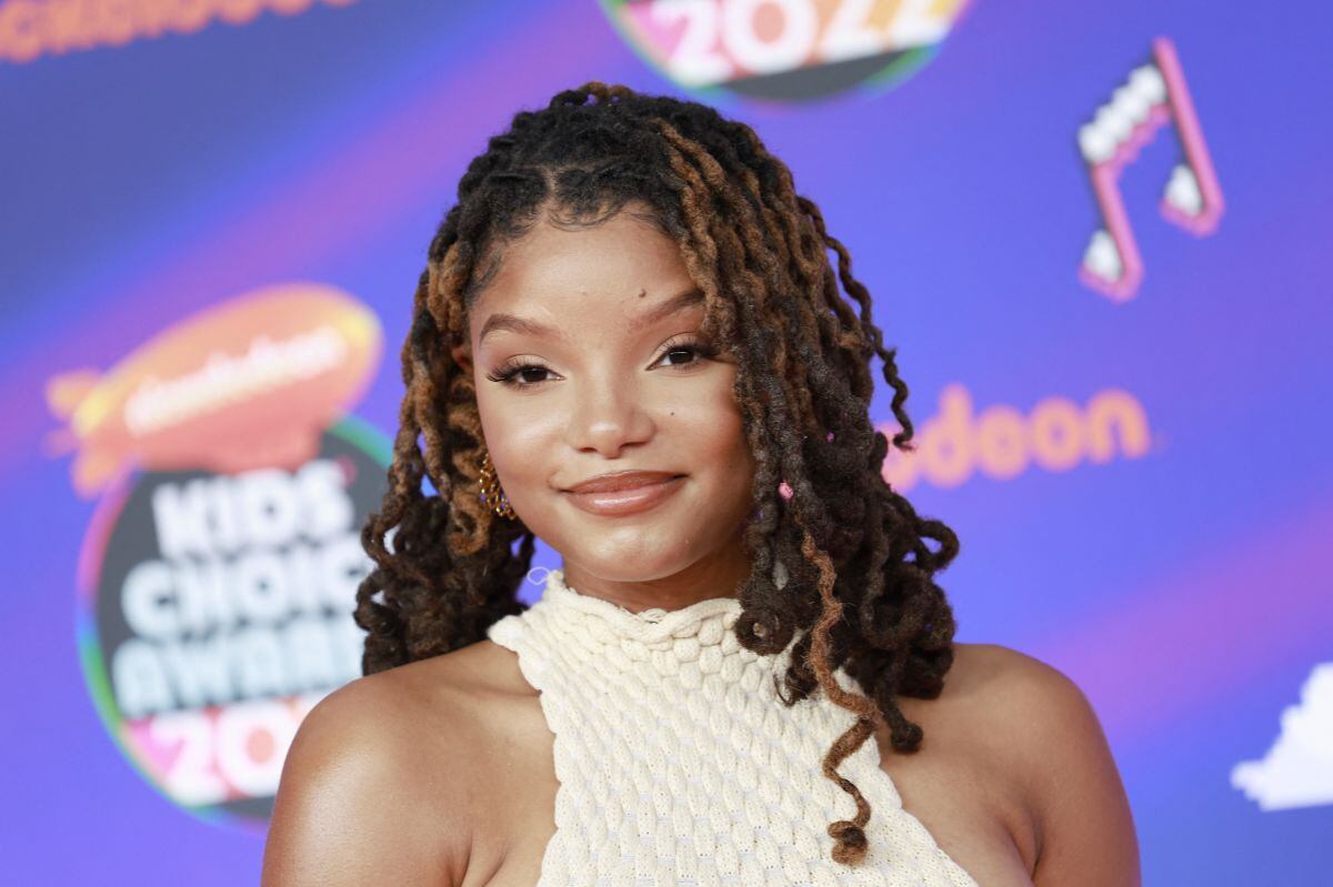 La cantante estadounidense Halle Bailey asiste a los premios Nickelodeon Kids' Choice Awards 2022 celebrados en Barker Hangar en Santa Mónica, California, el 9 de abril de 2022 (Foto: Michael Tran / AFP)
