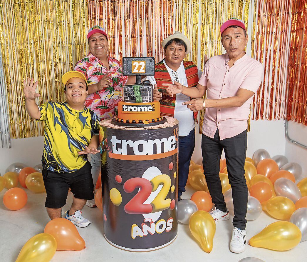 Jhonny Carpincho y junto a sus compañeros del 'Jirón del Humor'. (Foto: Trome)