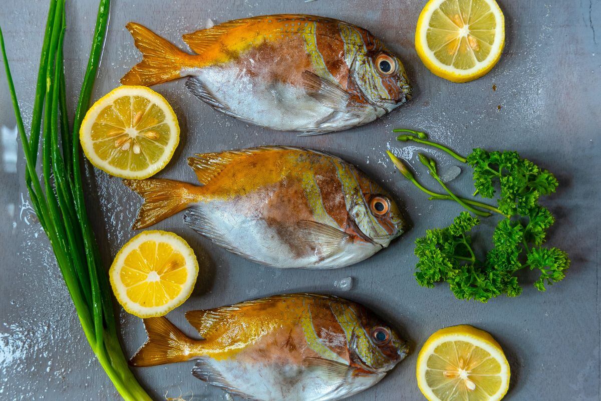 El limón es un gran aliado a la hora de freír pescado y evitar su fuerte olor en la cocina. (Foto: Gans Art / Pexels)