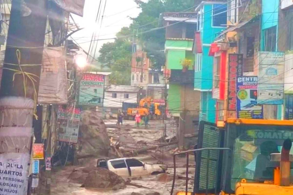 Varios vehículos quedaron bajo las piedas y lodo. Foto: Portal Ayacucho