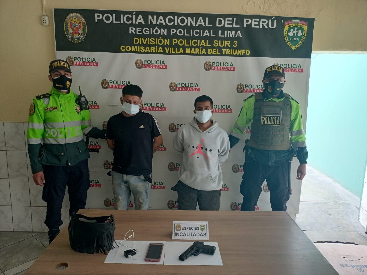 Armado con una pistola de juguete, que sería de un hermanito o de algún familiar, fueron atrapados Wilder Iván Piscoya Urpeque (24), ‘Nene’ y Cristian Emilio Rosas Derezin (31), ‘negro’, que pertenecerían a la banda ‘Los Terribles de Pumacahua’. (foto: TROME)