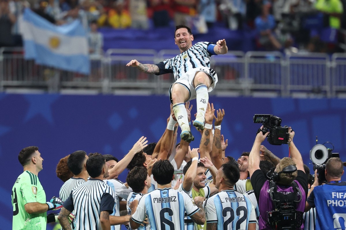 Argentina's forward #10 Lionel Messi is lifted by teammates as they celebrate after winning the 2026 World Cup round of 16 football match between Argentina and Egypt at Atlanta Stadium in Atlanta on July 7, 2026. (Photo by Odd ANDERSEN / AFP)