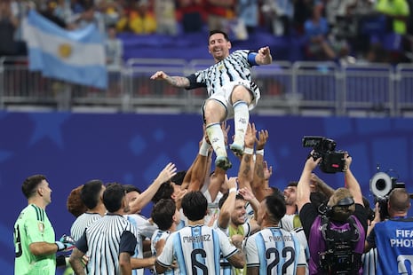 ¡Messi eterno! Marcó un golazo, dio una asistencia y pulverizó más récords en la remontada de Argentina a...