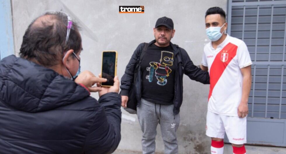 Hinchas vacilan en las redes y piden fotito en las calles al 'doble' de Cuevita. (Trome / José Rojas)