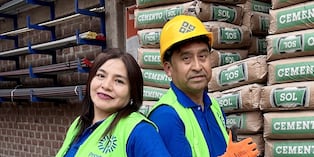 Conoce la historia de esta pareja que lleva más de 25 años trabajando juntos en su ferretería y cómo la confianza de sus clientes los convirtió en referentes de la construcción. Foto: Estefany Valladares.