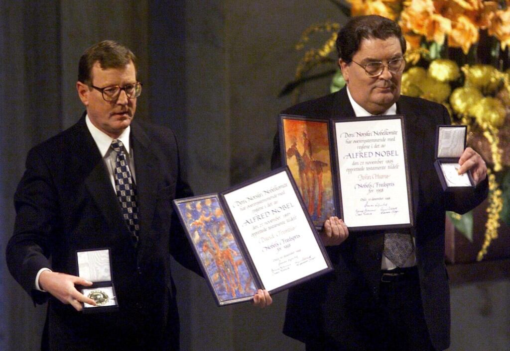 John Hume junto a David Trimble muestran sus medallas y diplomas del Premio Nobel de la Paz, después de recibirlos del Presidente del Comité Nobel de Noruega, Francis Sejersted, en Oslo. (SCANPIX NORWAY / AFP)