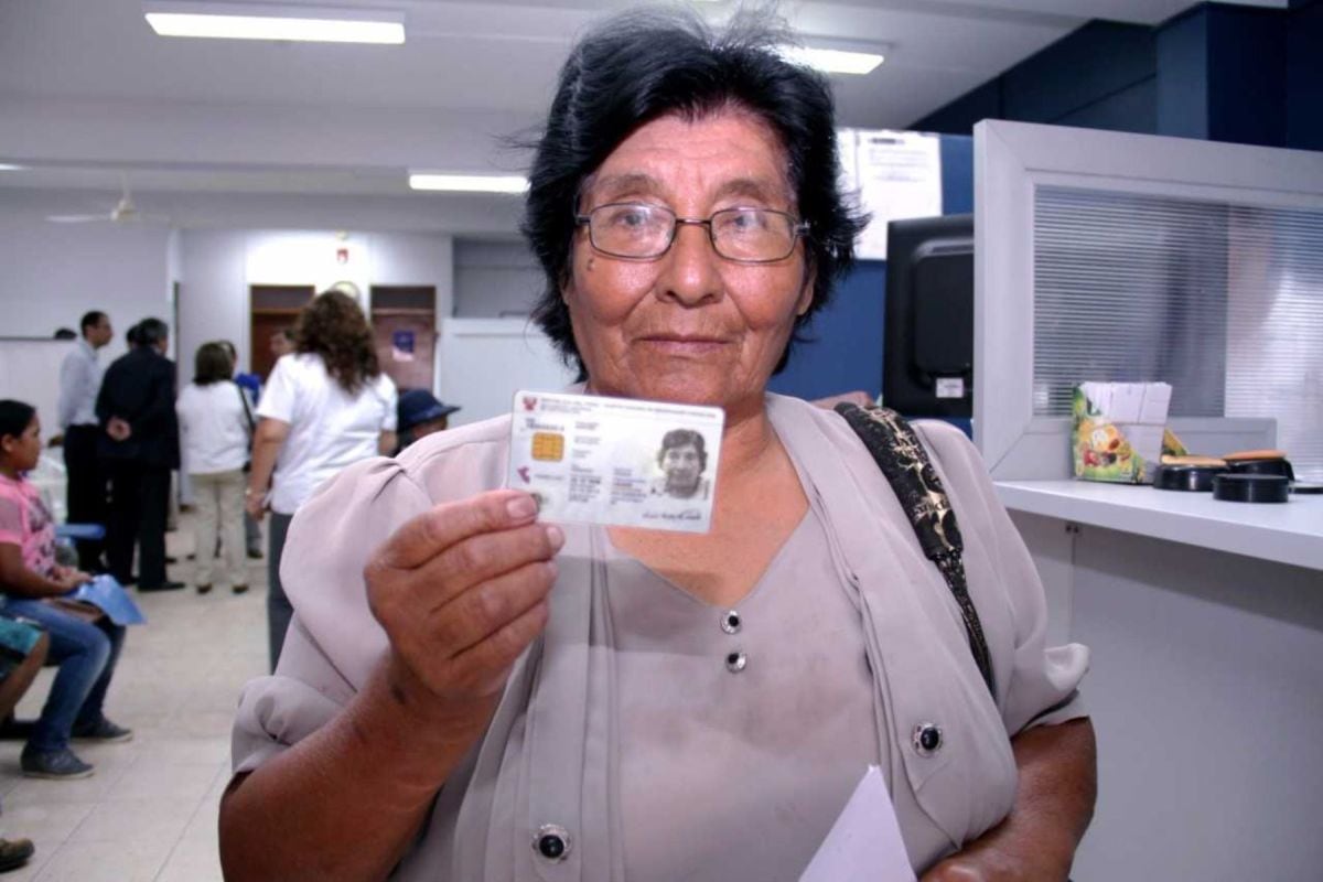 Mujer sosteniendo el DNI electrónico (Foto: Andina)