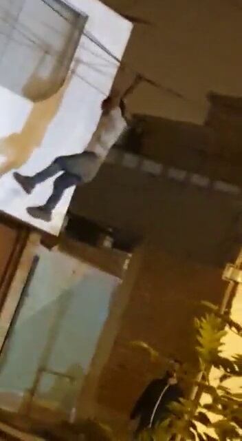 Fernando Donato Ayala Huayhua (31), trepó por las paredes, techos de varias casas y hasta cables de teléfono, para tratar de evitar que los vecinos lo atrapen al ser descubierto cuando robaba enseres de las viviendas.