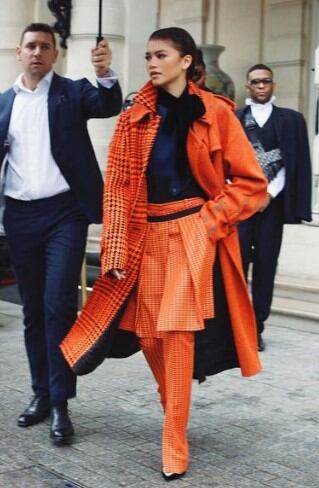 Incluso con tonalidades sumamente fuertes, la artista sabe "robarse" la mirada de todo los "paparazzis". (Foto: Zendaya/Instagram)